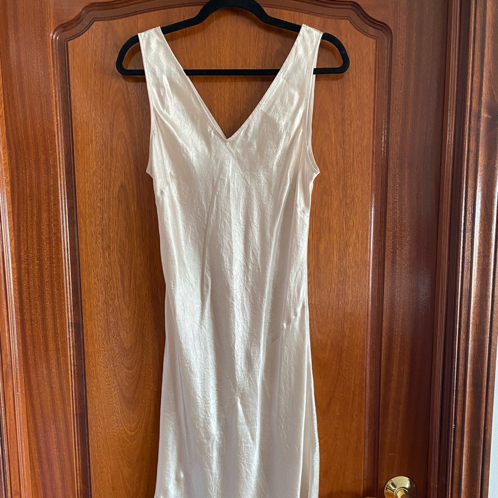 Aritzia Babaton bias cut silk midi dress. Size medium. Champagne.